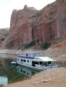 Wildwind II at anchor in Reflection Canyon